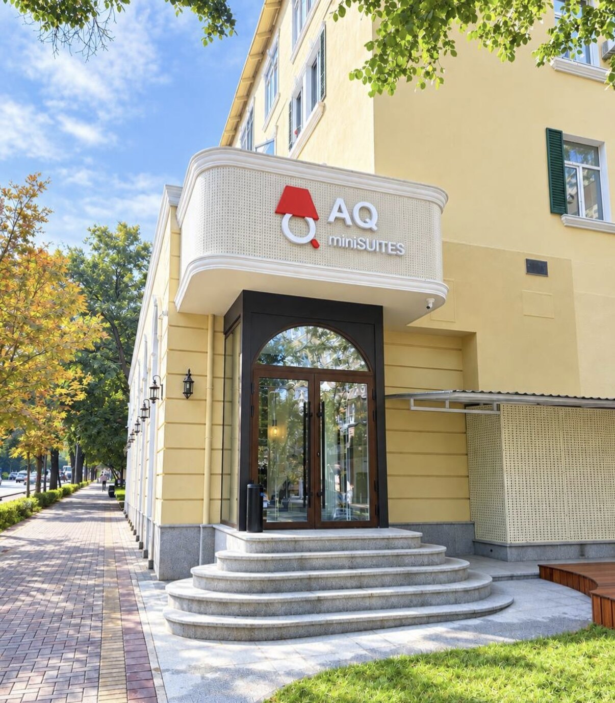 Вход в AQ miniSUITES на проспекте Абылай хана, 55 в Алматы
